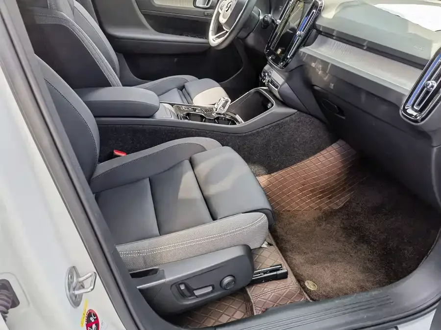 Volvo XC40 2024 B3 Zhiyuan Luxury Edition 2024 — миниатюра 5