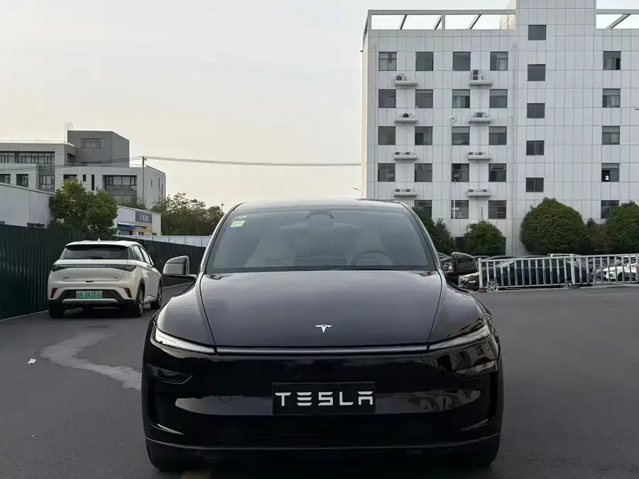 Tesla Model YL 2026