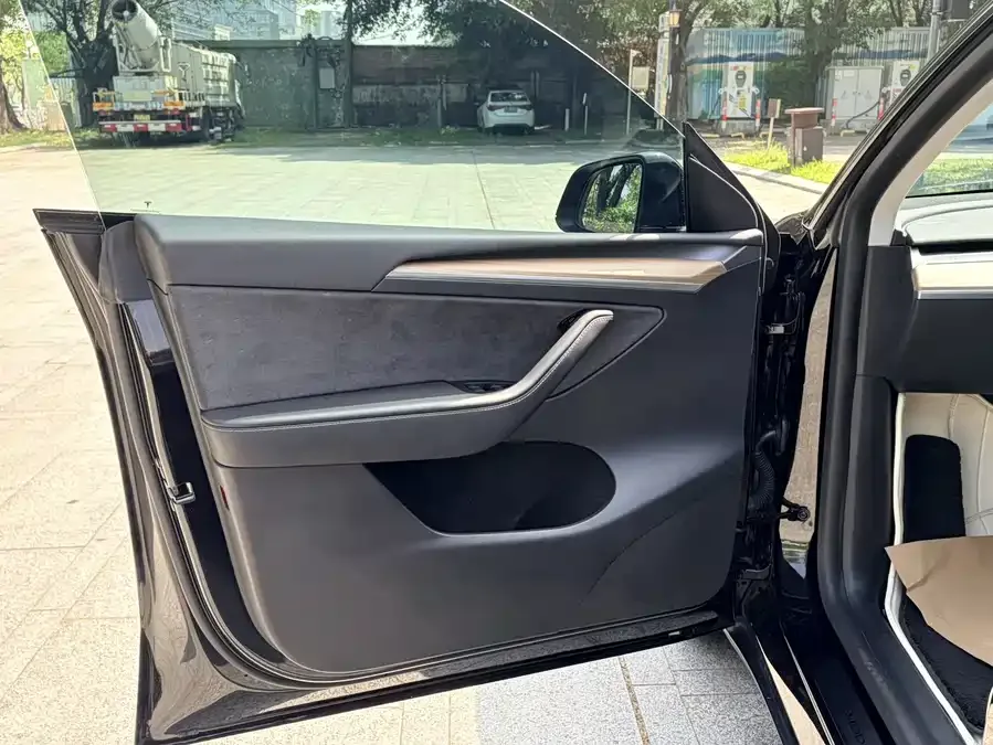 Tesla Model Y Model Y 2022 rear-wheel drive version 2022 — миниатюра 3