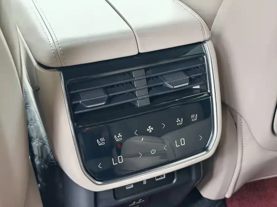 Lynk & Co 09 EM-P Lynk & Co 09 EM-P 2024 2.0TD EM-P 4WD ULTRA 6 seats 2024 — миниатюра 4