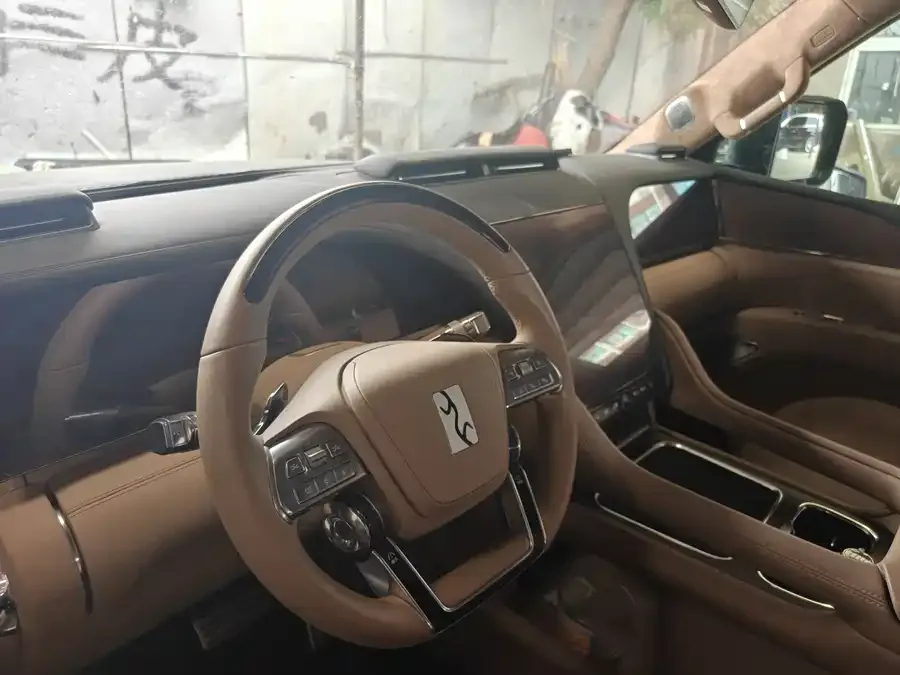 BYD U8 L Looking up at the 2025 U8 L Dingshi Edition 2025 — миниатюра 2
