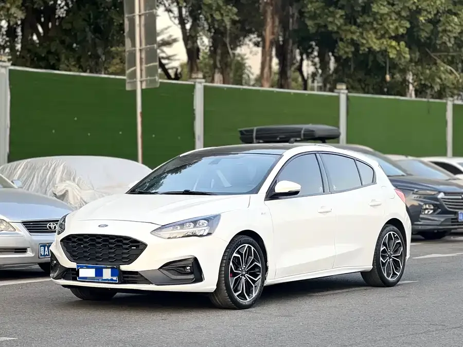 Ford Focus Focus 2021 hatchback EcoBoost 180 automatic ST Line 2022 — фото 1, купить с доставкой в Москву