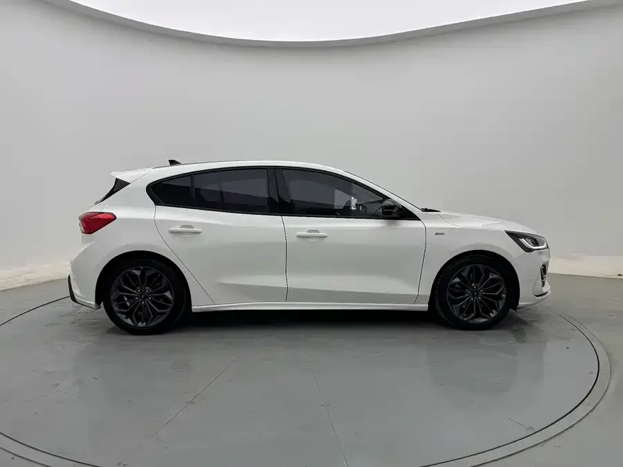 Ford Focus Focus 2022 hatchback EcoBoost 180 automatic ST Line 2023 — миниатюра 2