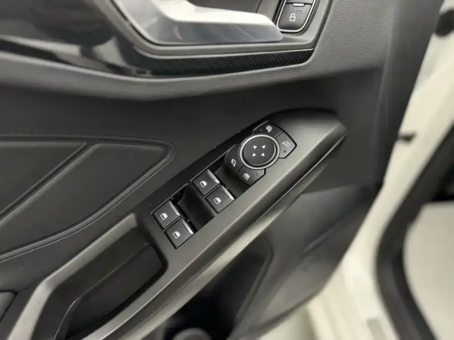 Ford Focus Focus 2022 hatchback EcoBoost 180 automatic ST Line 2023 — миниатюра 5