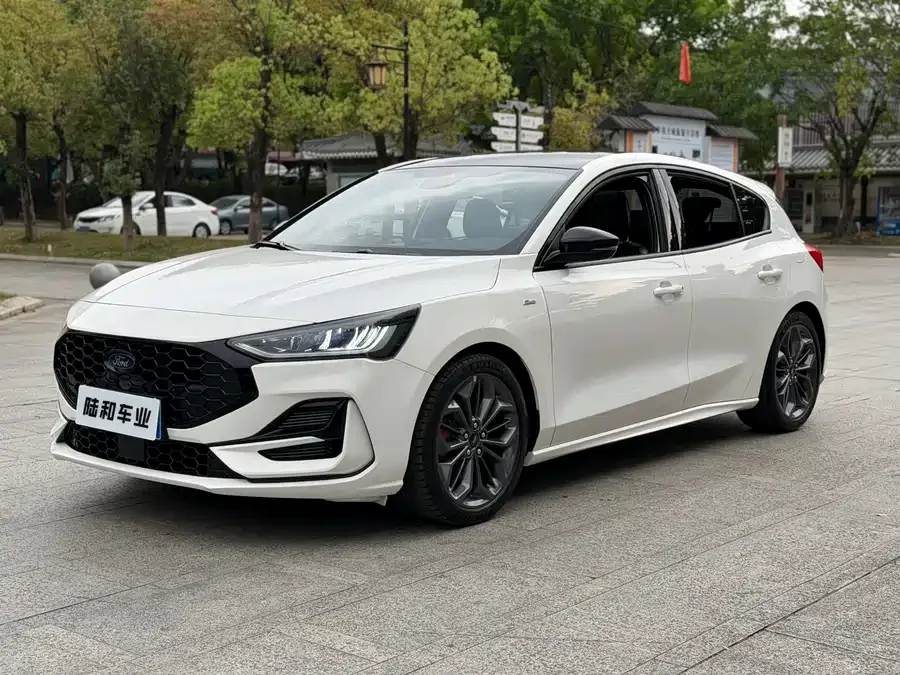 Ford Focus Focus 2022 hatchback EcoBoost 180 automatic ST Line 2023 — фото 1, купить с доставкой в Москву