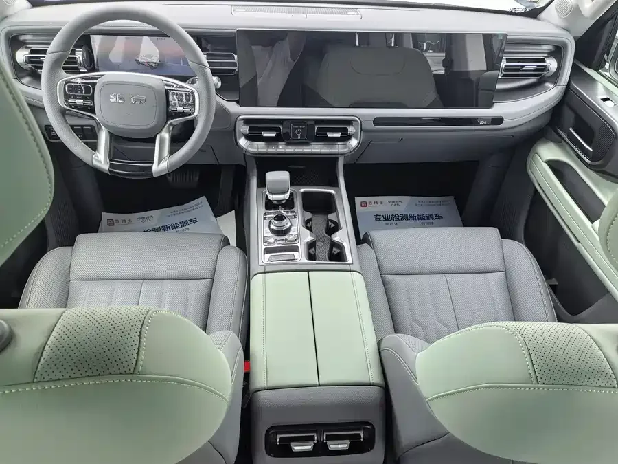BAIC BJ40 Beijing BJ40 2026 2.0T Standard Edition with IMAX Screen 2025 — миниатюра 5