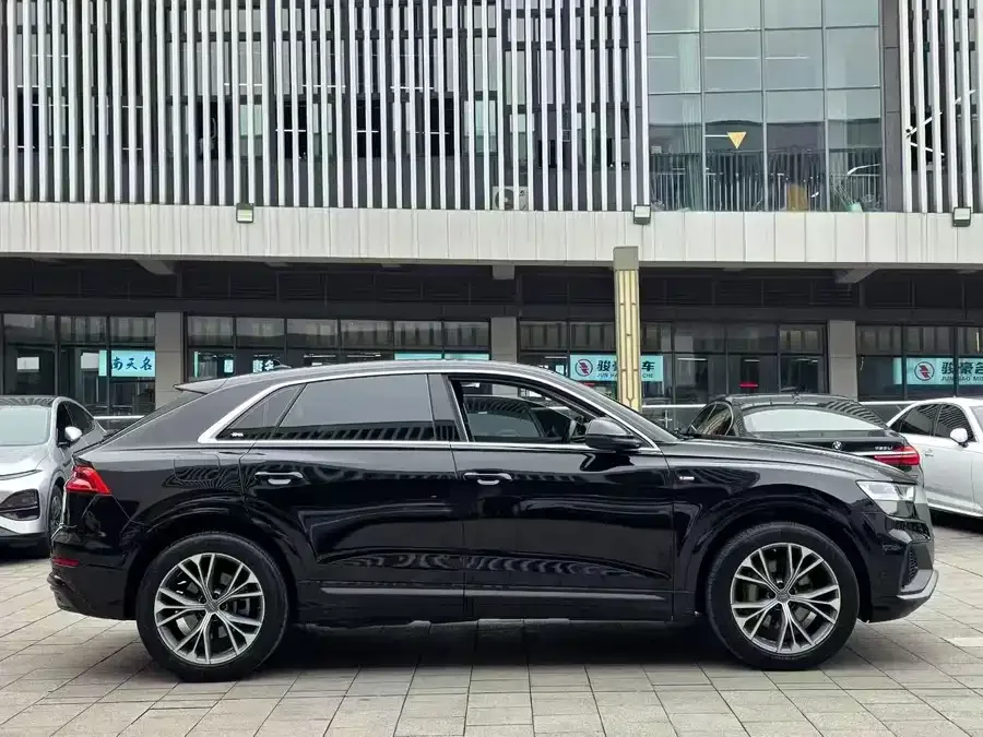 Audi Q8 2022 55 TFSI exclusive dynamic model 2023 — миниатюра 5