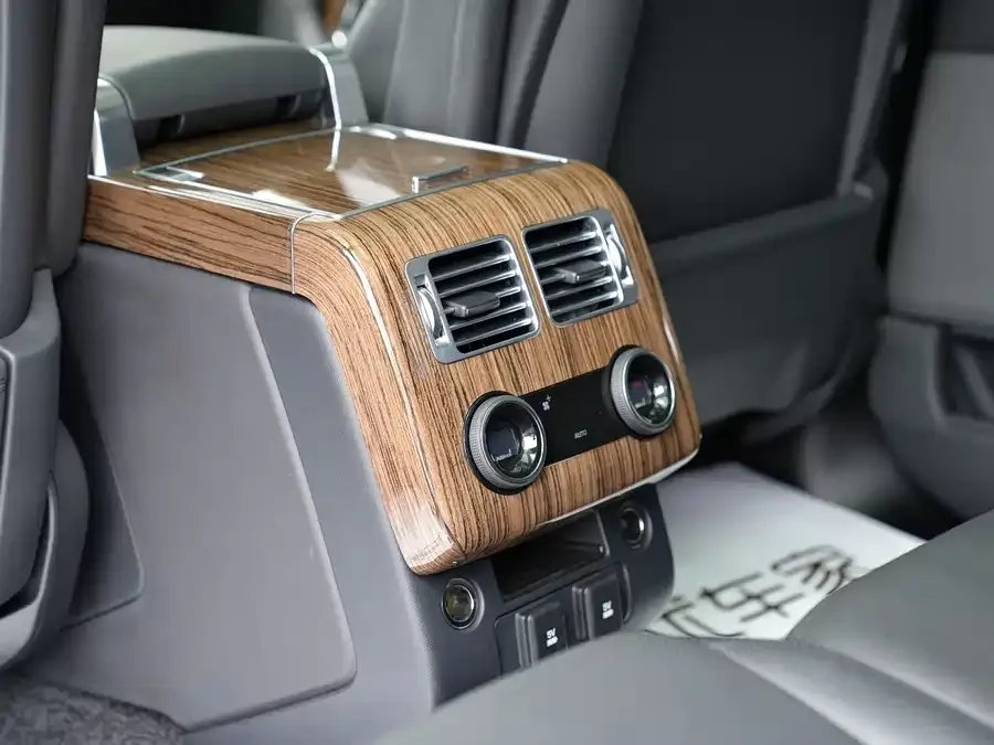 Land Rover Range Rover Range Rover 2021 3.0 L6 Legend Extended Classic Edition 2022 — миниатюра 4