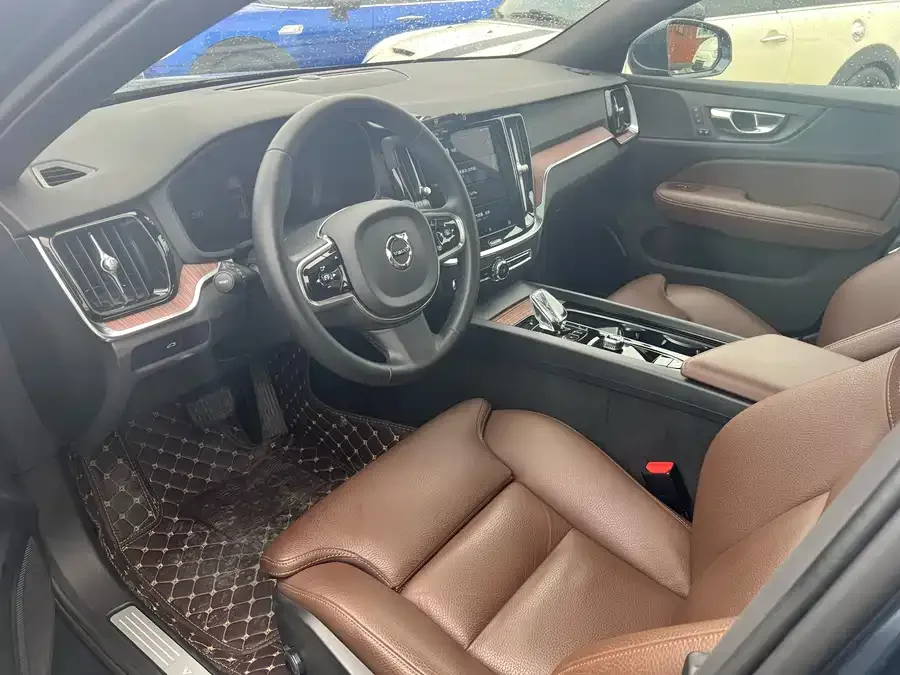 Volvo V60 2024 B5 Zhiyuan Luxury Edition 2023 — миниатюра 4