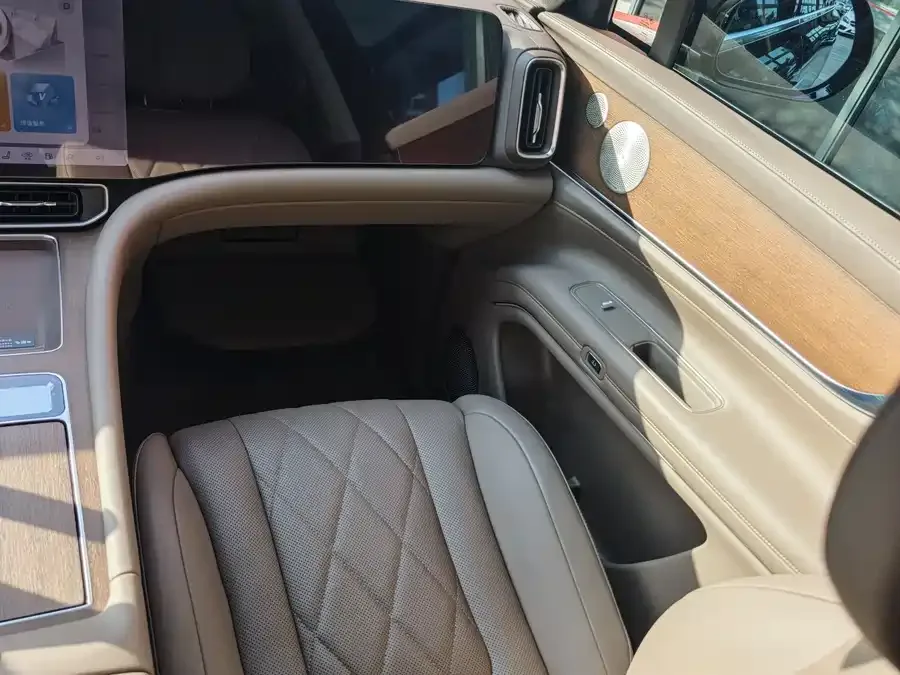 AITO M9 Wenjie M9 2024 Extended Range Max Edition 42kWh 6-seater Edition 2024 — миниатюра 2
