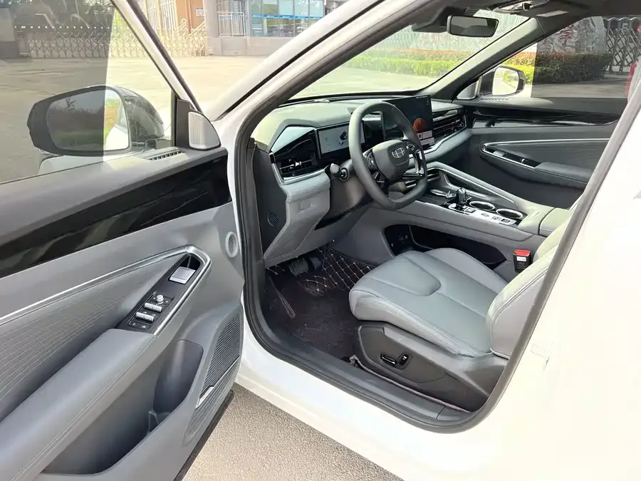 Geely Atlas Boyue 2026 1.5TD beautiful 2025 — миниатюра 3