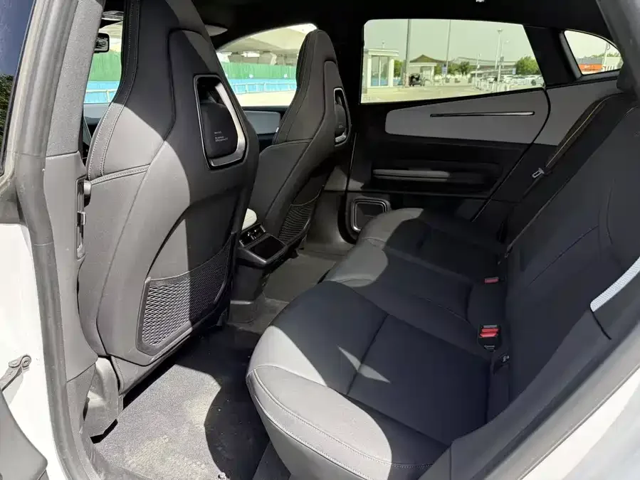 Polestar 4 Polestar 4 2024 Single Motor Standard Range PLUS Dual Star Connected Edition 2024 — миниатюра 5