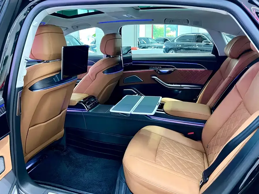 Audi A8 2022 A8L Horch Founders Edition Legend 2023 — миниатюра 3