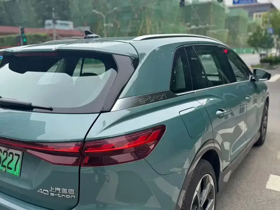 Audi Q5 e-tron 2023 40 e-tron Starry Edition Clothing Set 2023 — миниатюра 3