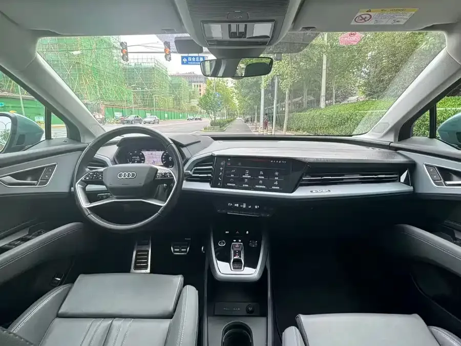 Audi Q5 e-tron 2023 40 e-tron Starry Edition Clothing Set 2023 — миниатюра 4