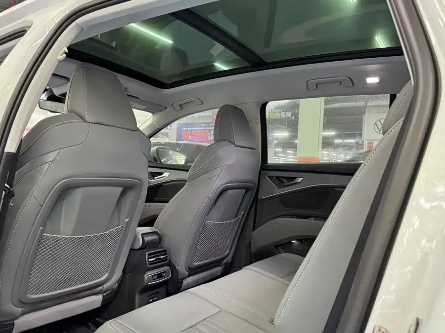 Audi Q5 e-tron 2023 40 e-tron Starry Edition Clothing Set 2025 — миниатюра 4