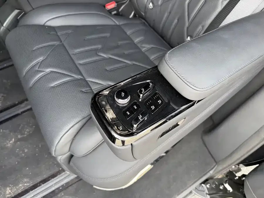Zeekr 009 Zeekr 009 2024 six-seat executive version four-wheel drive 108kWh 2025 — миниатюра 3