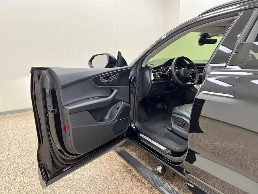 Audi Q8 2022 55 TFSI luxury and dynamic model 2022 — миниатюра 4