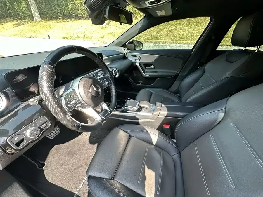 Mercedes-Benz A-Class AMG Mercedes-Benz A-Class AMG 2023 AMG A 35 L 4MATIC 2023 — миниатюра 4