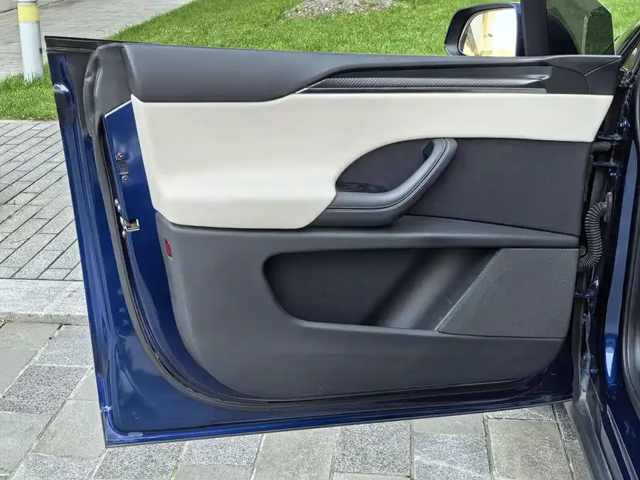 Tesla Model X Model X 2023 Tri-Motor All-Wheel Drive Plaid Edition 2023 — миниатюра 3