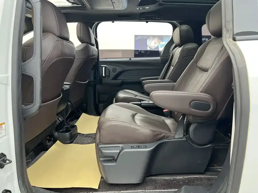 Toyota Sienna SIENNA 2023 2.5L Hybrid Platinum Edition 2024 — миниатюра 2