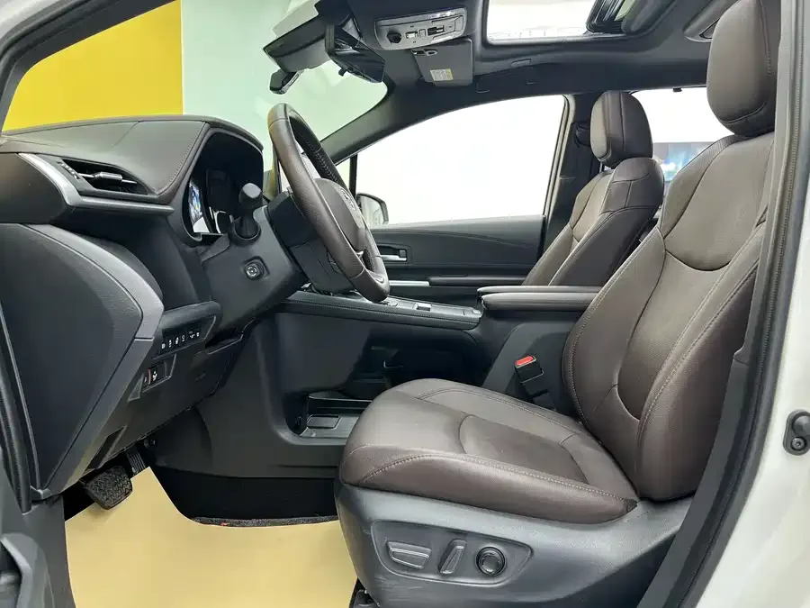 Toyota Sienna SIENNA 2023 2.5L Hybrid Platinum Edition 2024 — миниатюра 3