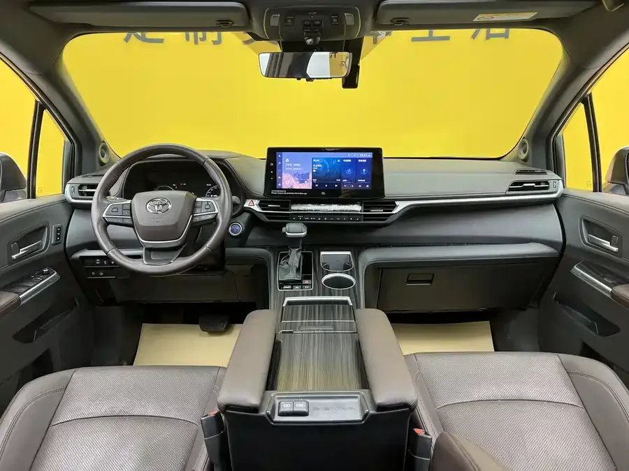 Toyota Sienna SIENNA 2023 2.5L Hybrid Platinum Edition 2024 — миниатюра 4