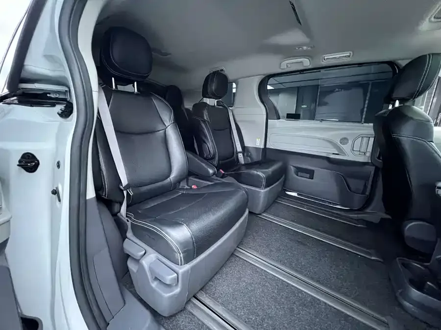 Toyota Sienna SIENNA 2023 2.5L Hybrid Comfort Edition 2023 — миниатюра 4