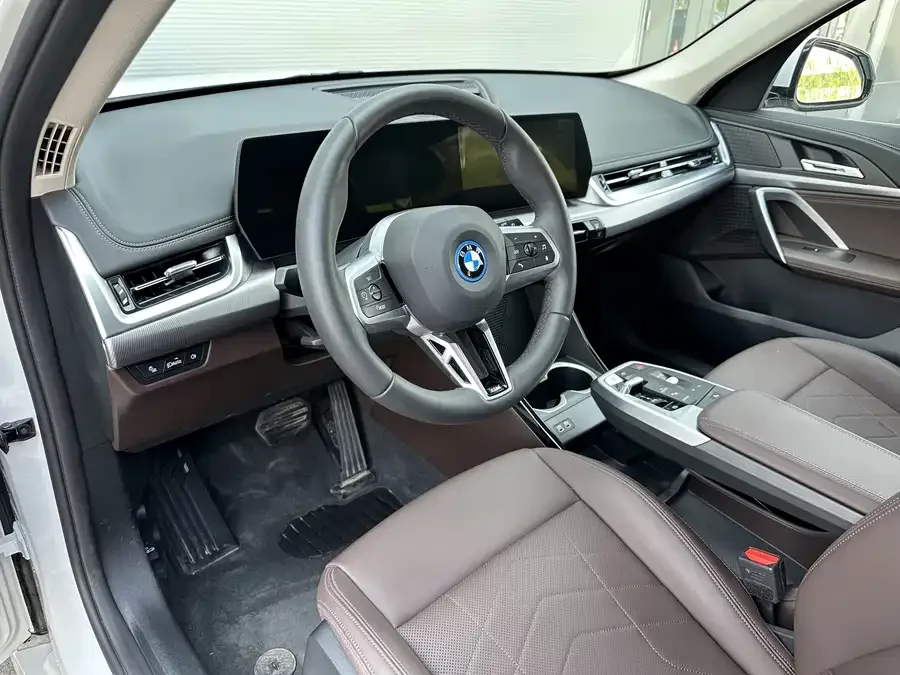 BMW iX1 2025 eDrive25L M Sport Package 2025 — миниатюра 3