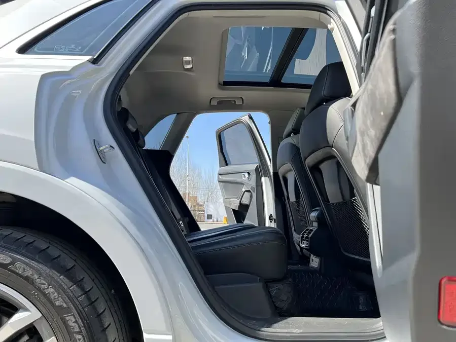 Audi Q3 2022 35 TFSI aggressive and dynamic model 2022 — миниатюра 4