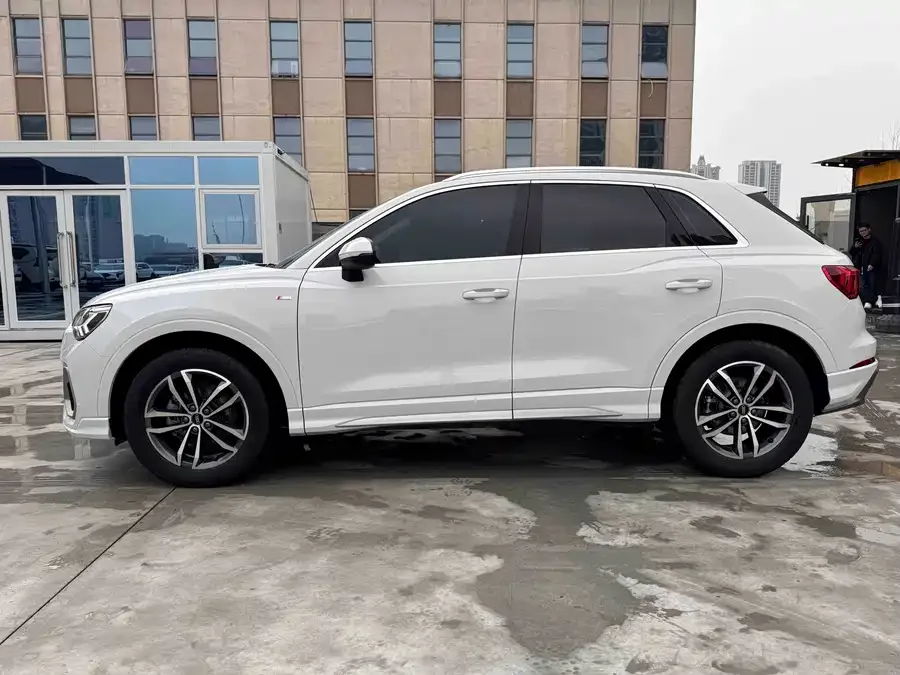 Audi Q3 2022 35 TFSI aggressive and dynamic model 2022 — миниатюра 3