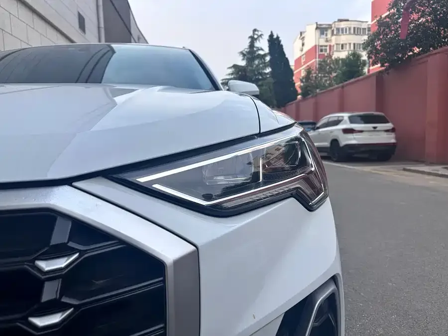 Audi Q3 2022 35 TFSI Fashionable and Dynamic 2022 — миниатюра 3