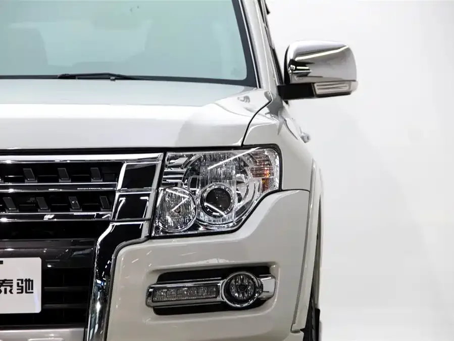 Mitsubishi Pajero Pajero (imported) 2020 3.0L automatic standard version 2024 — миниатюра 3