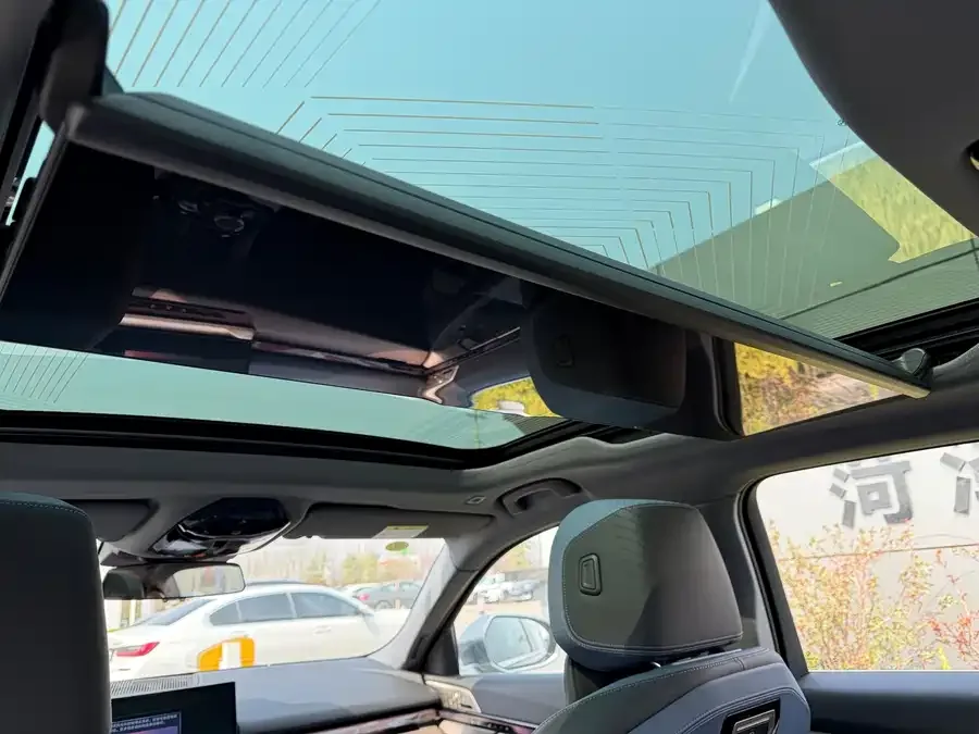 BMW i5 2025 xDrive 50L Luxury Package 2025 — миниатюра 3