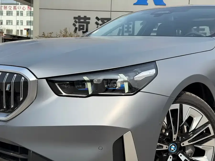 BMW i5 2025 xDrive 50L Luxury Package 2025 — миниатюра 4