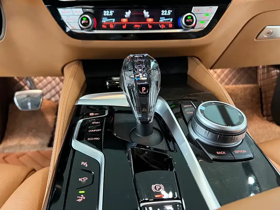 BMW 6 Series GT 2024 630i M Sport Package 2025 — миниатюра 3