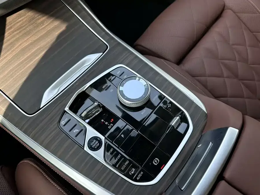 BMW X7 2024 xDrive40i Leading Luxury Package 2025 — миниатюра 2