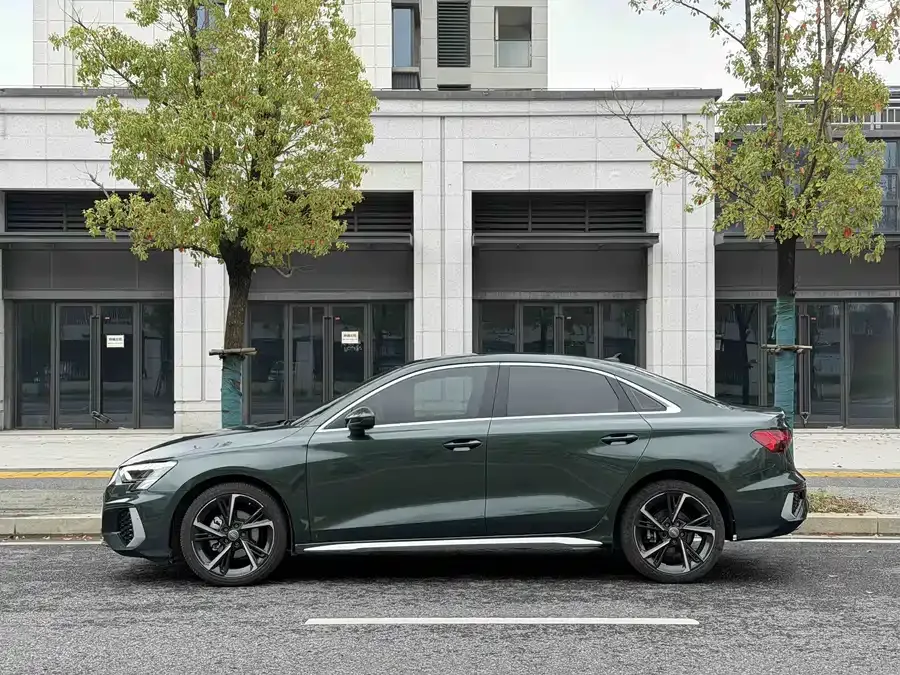 Audi A3 2022 Sportback 35 TFSI stylish and sporty 2022 — миниатюра 3