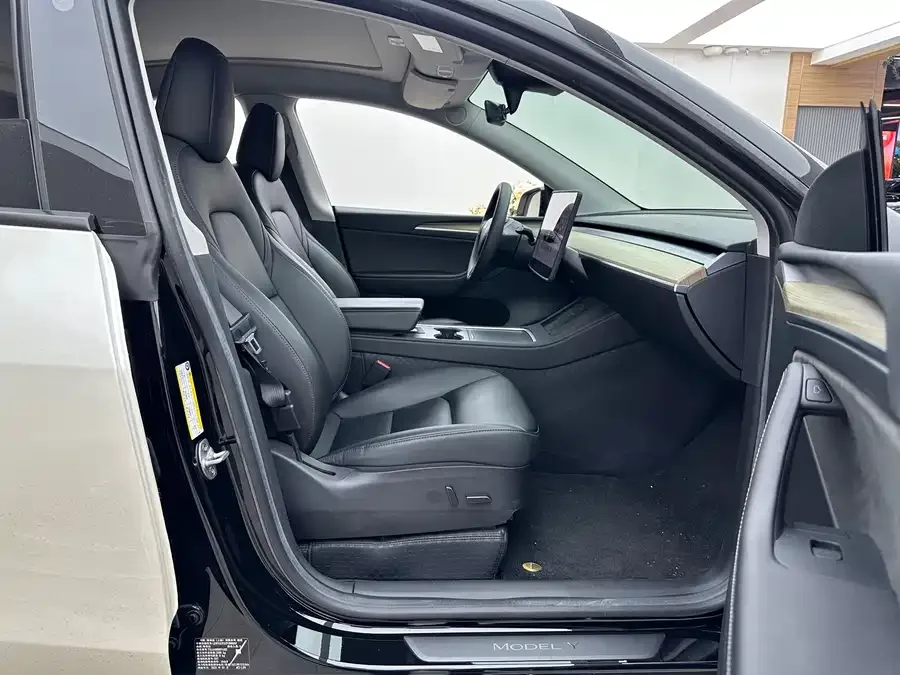 Tesla Model Y Model Y 2022 facelift rear-wheel drive version 2023 — миниатюра 4