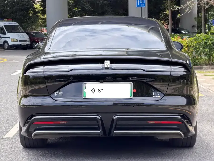 BYD U7 Looking up at the 2025 U7 EV four-seater flagship edition 2025 — миниатюра 2