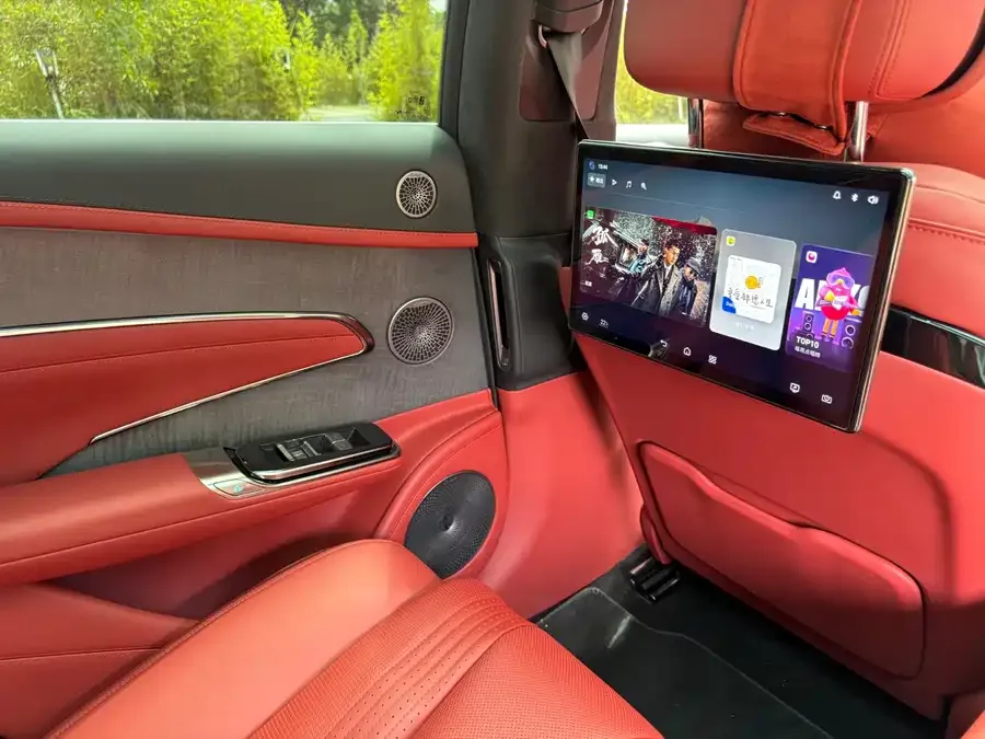 BYD U7 Looking up at the 2025 U7 EV four-seater flagship edition 2025 — миниатюра 5