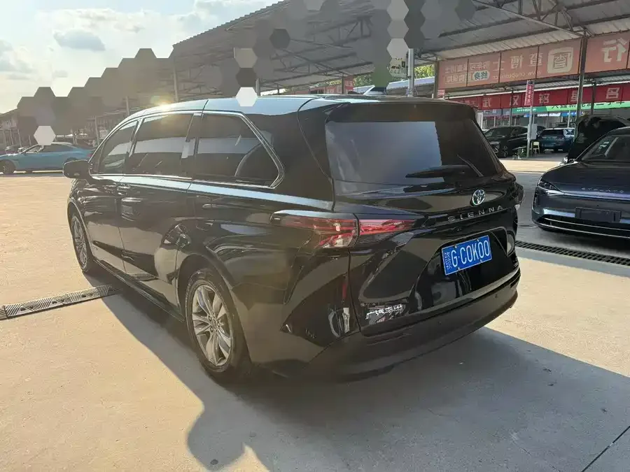 Toyota Sienna SIENNA 2023 2.5L Hybrid Comfort Edition 2023 — миниатюра 3