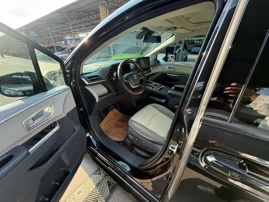 Toyota Sienna SIENNA 2023 2.5L Hybrid Comfort Edition 2023 — миниатюра 4