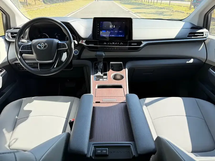 Toyota Granvia Grevia 2023 2.5L Hybrid Luxury Edition 2023 — миниатюра 2