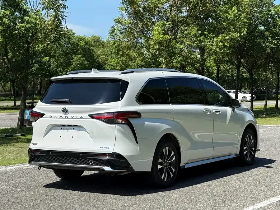 Toyota Granvia Grevia 2023 2.5L Hybrid Luxury Edition 2023 — миниатюра 3