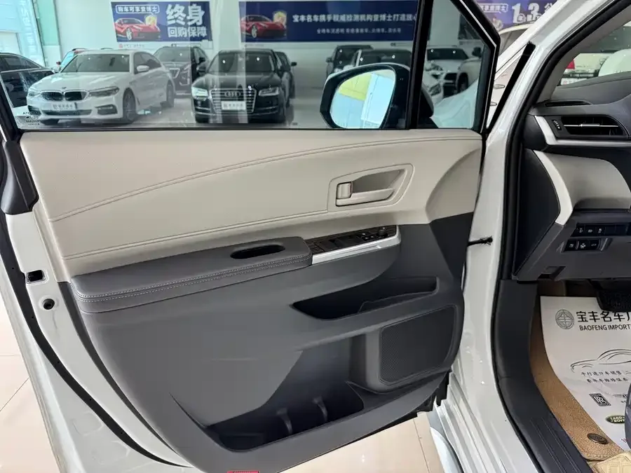 Toyota Granvia Grevia 2024 2.5L Hybrid Comfort Edition 2024 — миниатюра 2