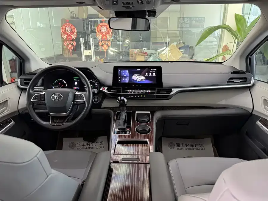 Toyota Granvia Grevia 2024 2.5L Hybrid Comfort Edition 2024 — миниатюра 3