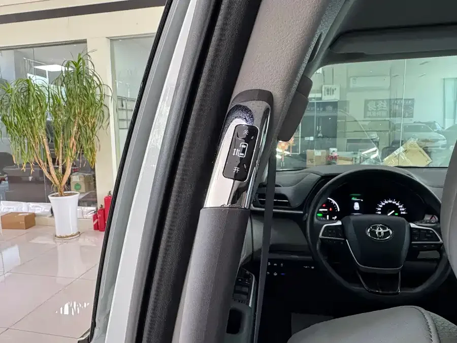 Toyota Granvia Grevia 2024 2.5L Hybrid Comfort Edition 2024 — миниатюра 4