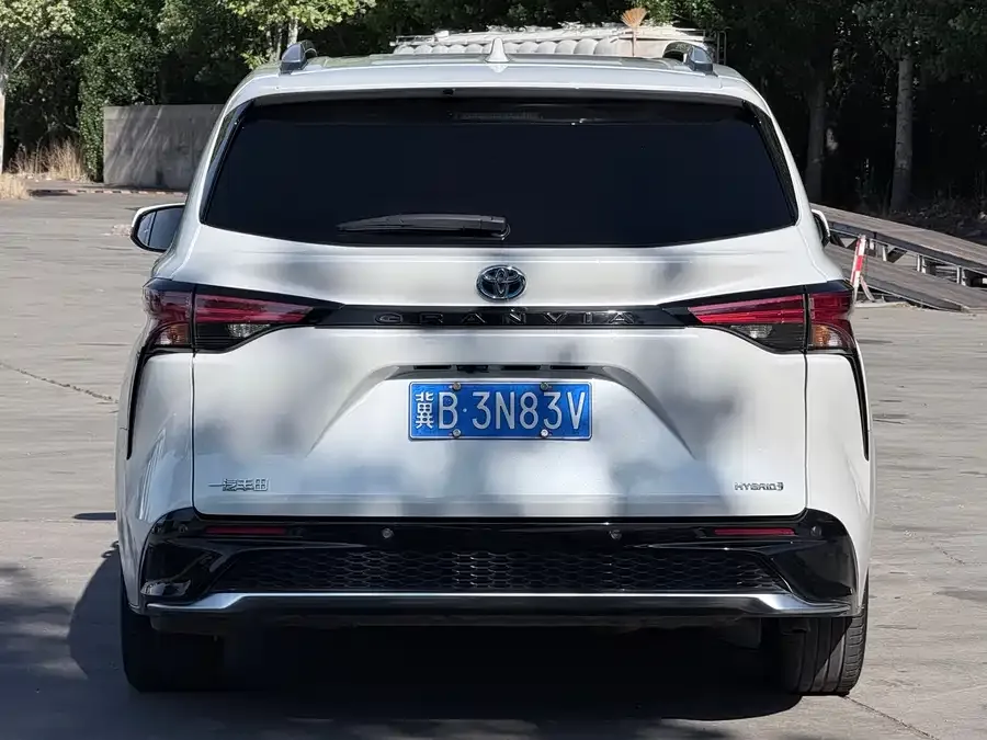 Toyota Granvia Grevia 2023 2.5L Hybrid VIP Edition 2023 — миниатюра 2