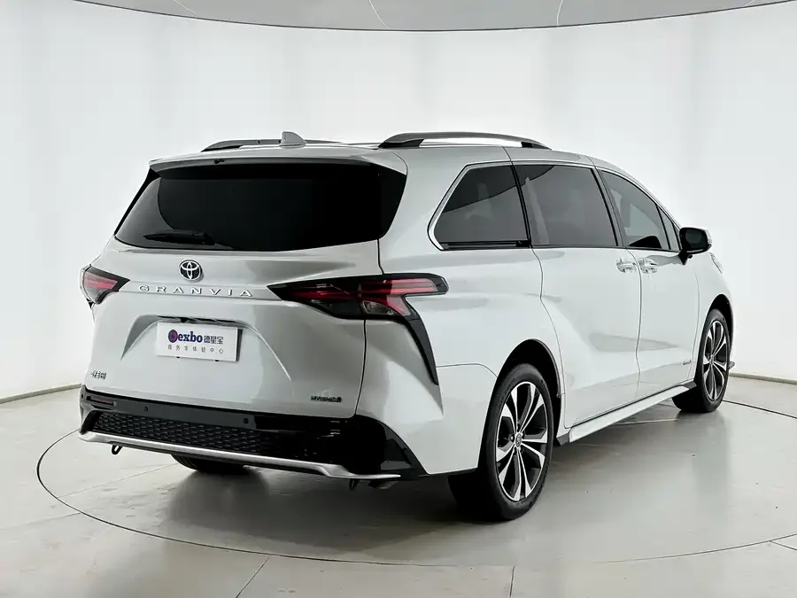Toyota Granvia Grevia 2023 2.5L Hybrid Comfort Edition 2024 — миниатюра 3